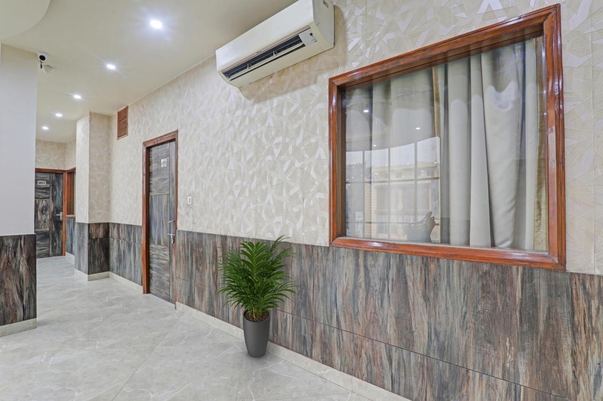 Townhouse 1150 Hotel Dayal Palace Chinhat Ngoại thất bức ảnh