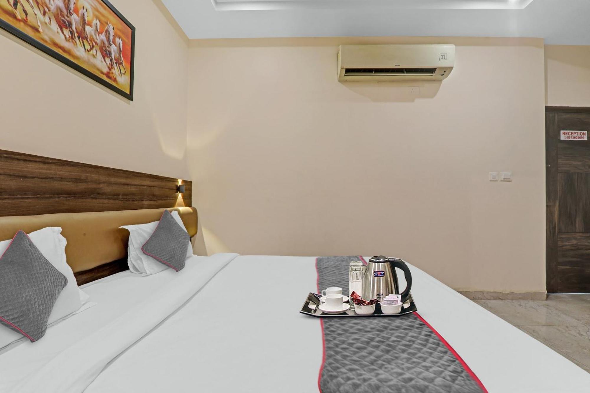 Townhouse 1150 Hotel Dayal Palace Chinhat Ngoại thất bức ảnh