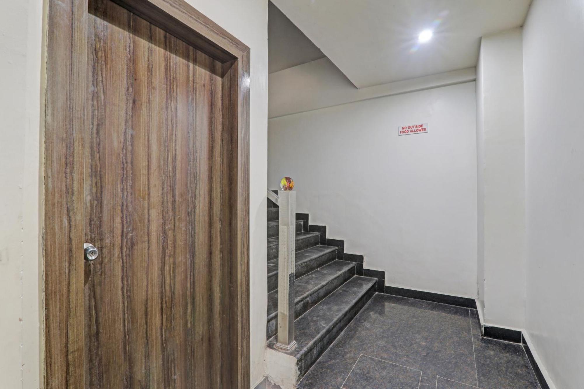 Townhouse 1150 Hotel Dayal Palace Chinhat Ngoại thất bức ảnh