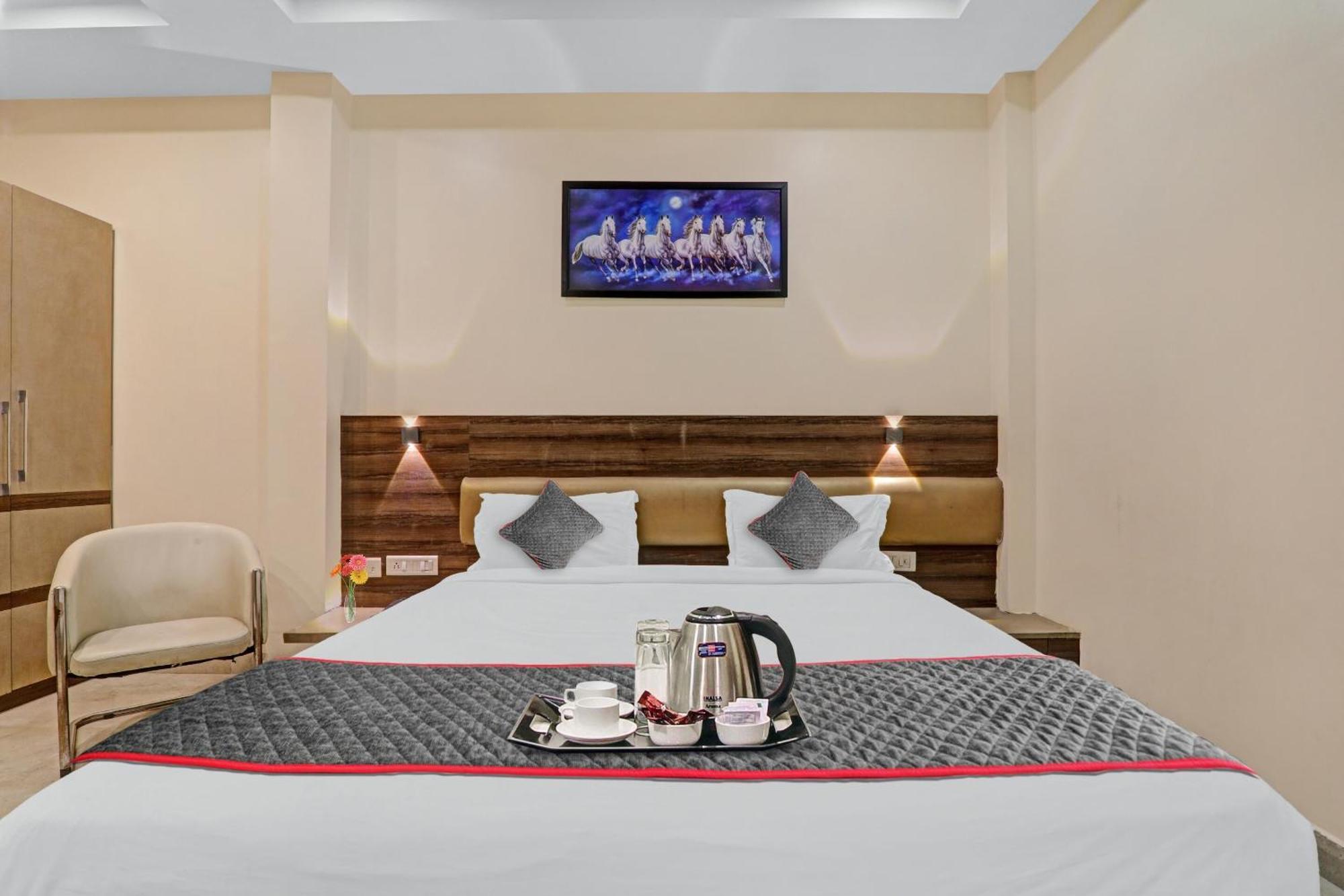 Townhouse 1150 Hotel Dayal Palace Chinhat Ngoại thất bức ảnh
