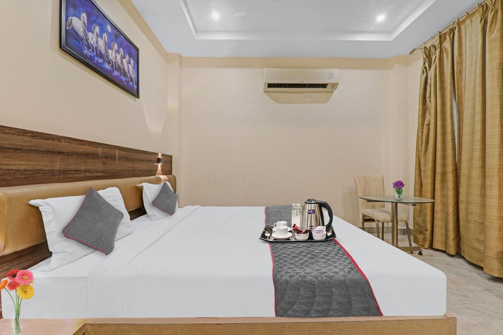Townhouse 1150 Hotel Dayal Palace Chinhat Ngoại thất bức ảnh