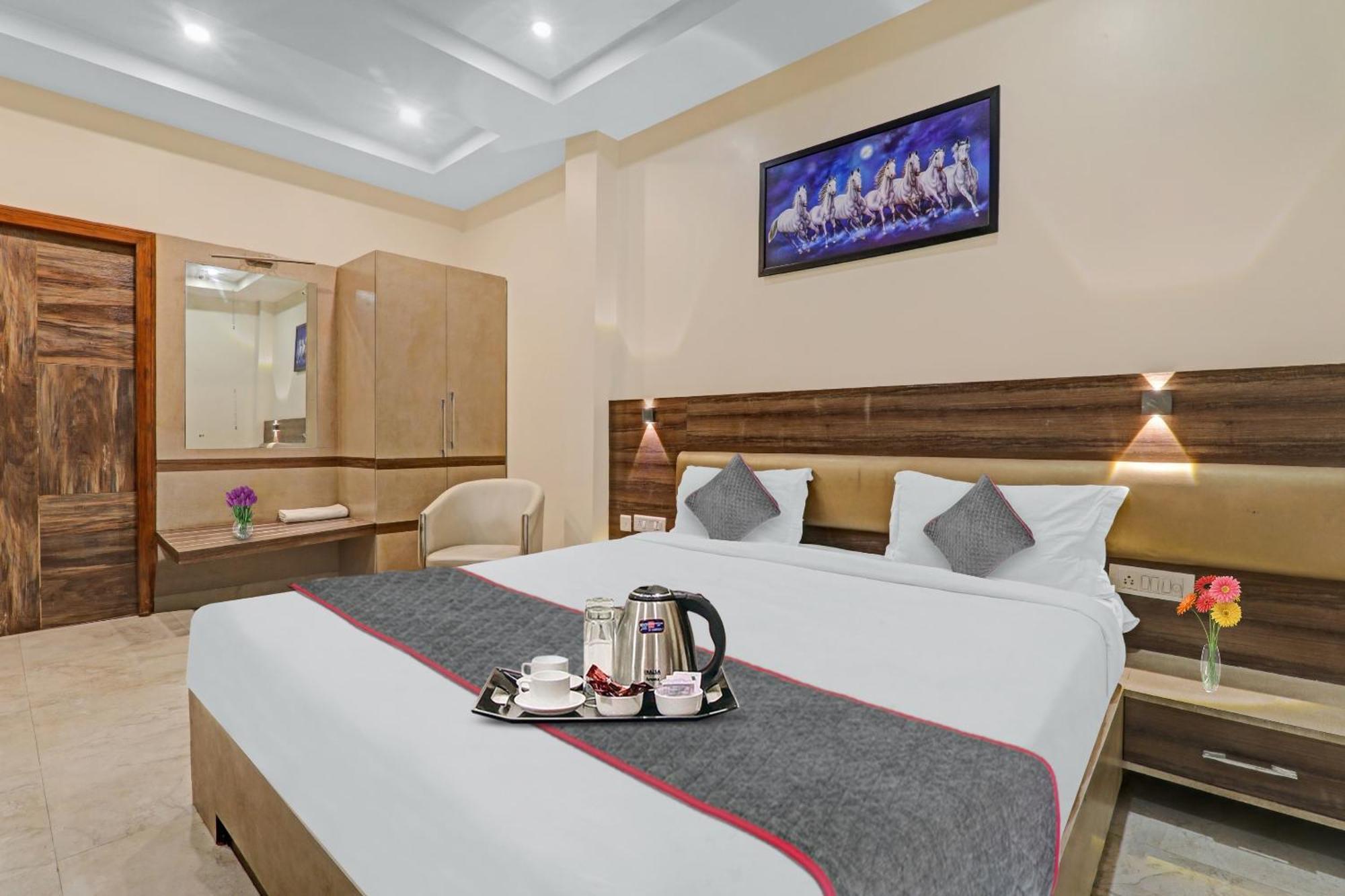 Townhouse 1150 Hotel Dayal Palace Chinhat Ngoại thất bức ảnh
